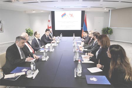 Armenian, Georgian economy ministers discuss issues of ensuring  unimpeded cargo transit